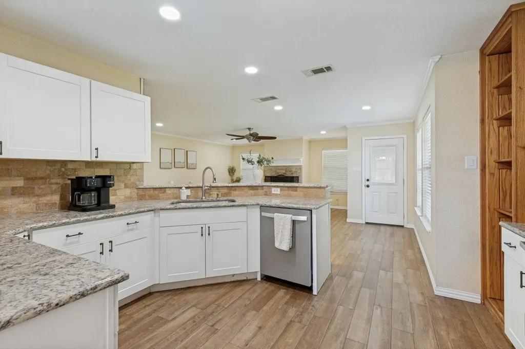 4220 Canyon Trail Lake Worth TX 76135