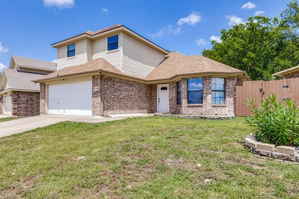 4220 Canyon Trail Lake Worth TX 76135