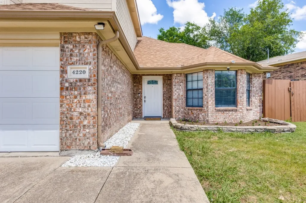 4220 Canyon Trail Lake Worth TX 76135