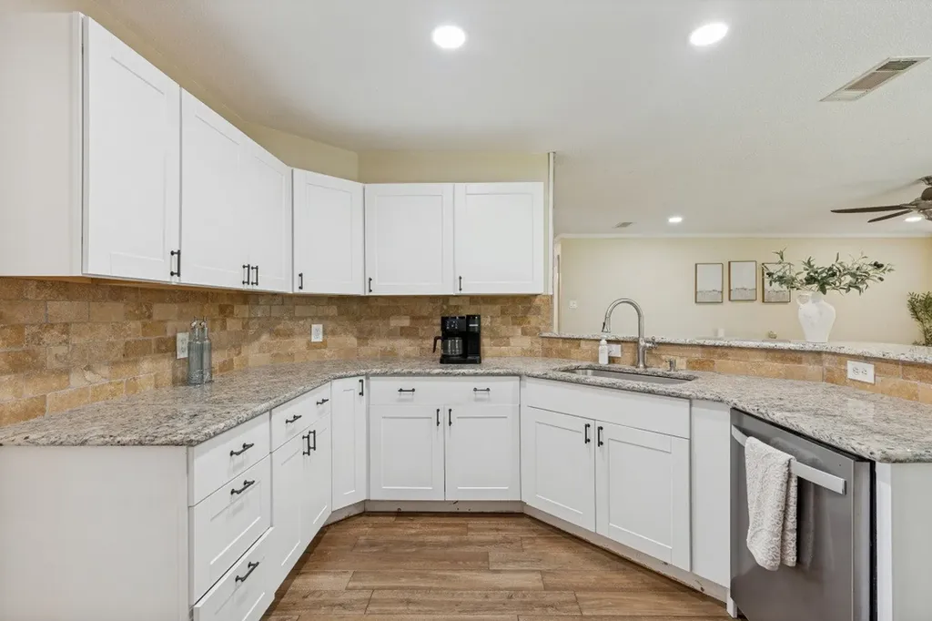 4220 Canyon Trail Lake Worth TX 76135