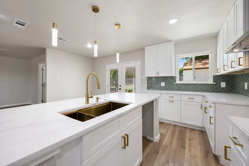 4577 Silversprings Drive Dallas TX 75211