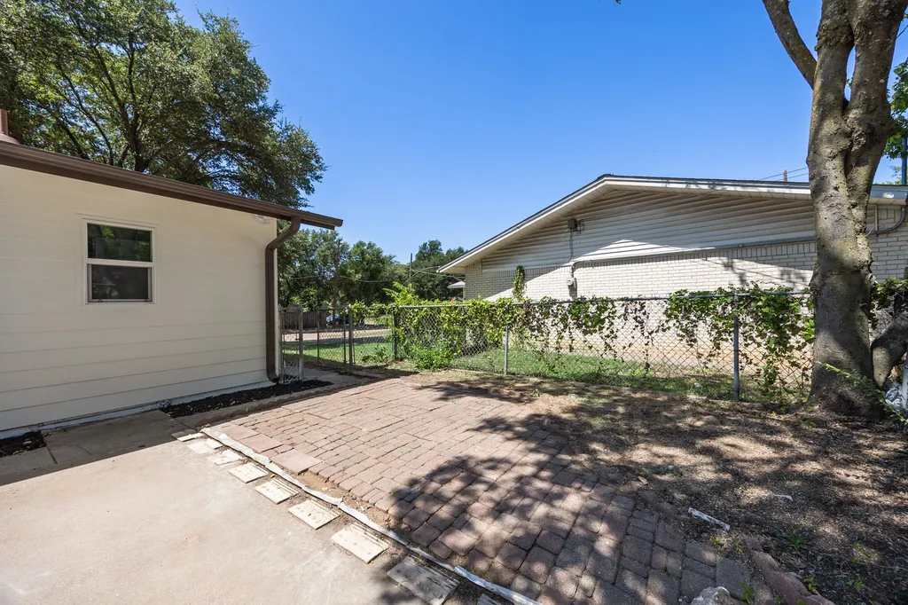 4577 Silversprings Drive Dallas TX 75211