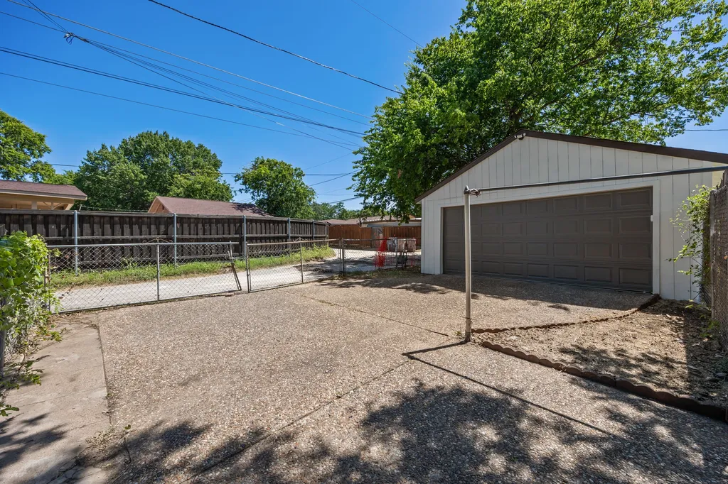 4577 Silversprings Drive Dallas TX 75211