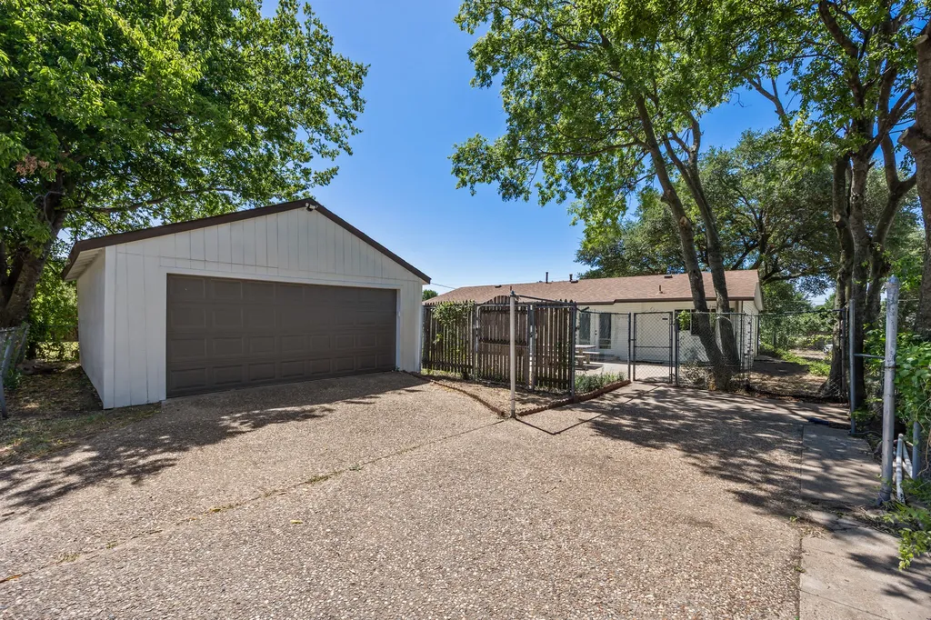 4577 Silversprings Drive Dallas TX 75211