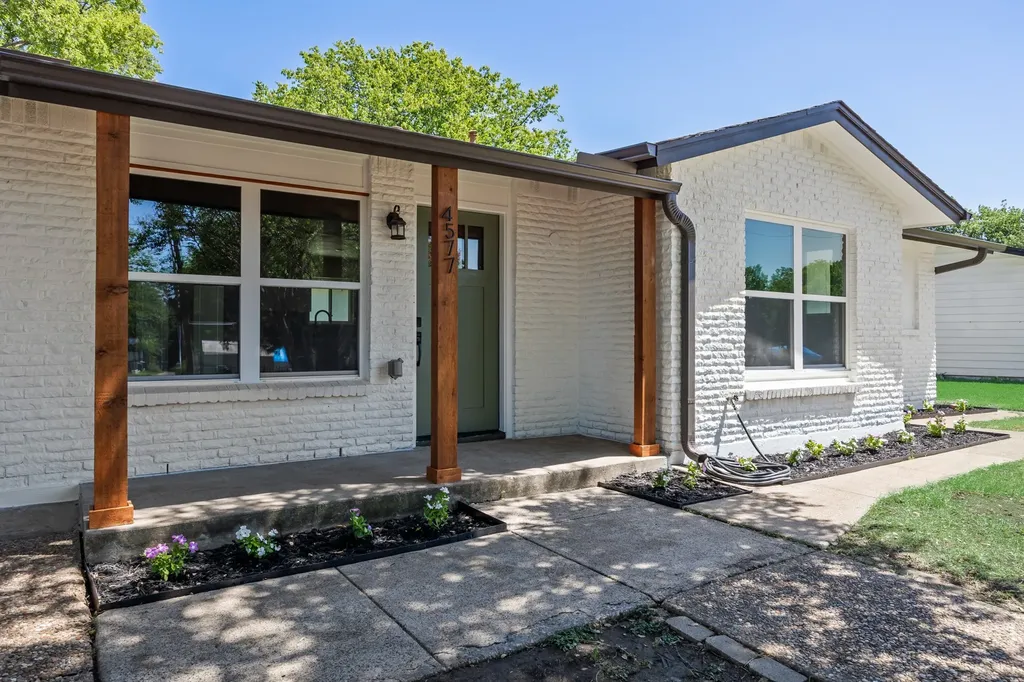 4577 Silversprings Drive Dallas TX 75211