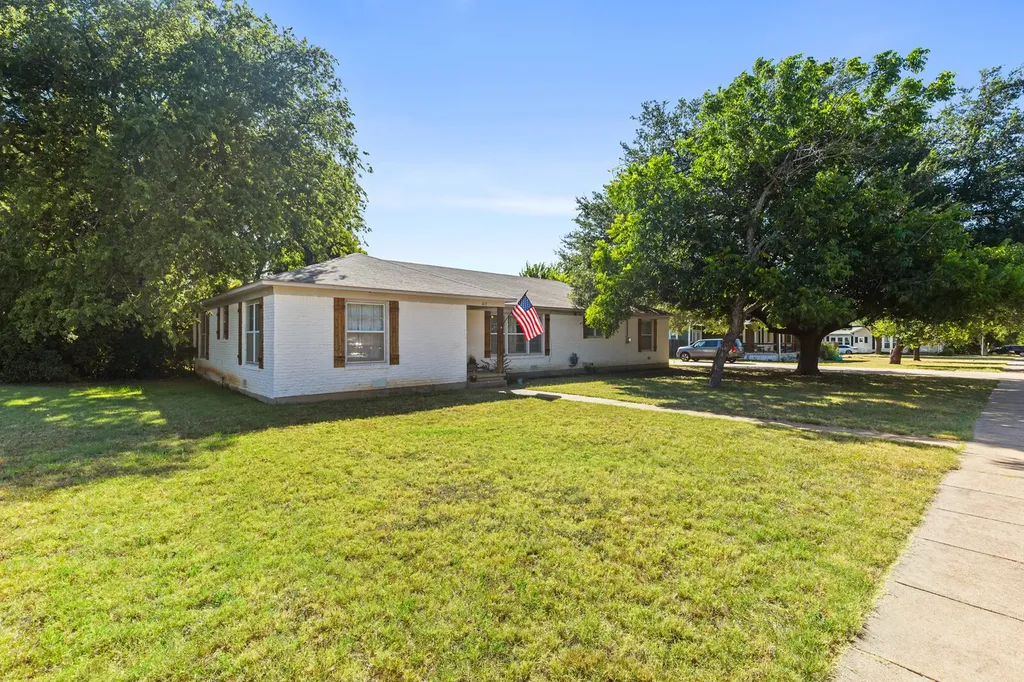 413 S Tyler Street Mcgregor TX 76657