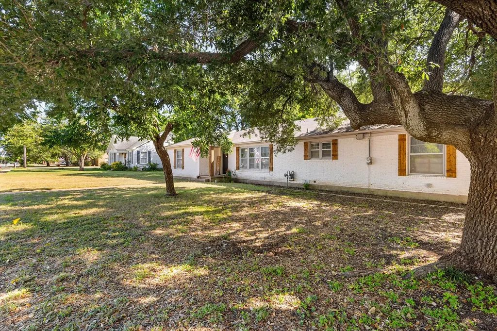 413 S Tyler Street Mcgregor TX 76657