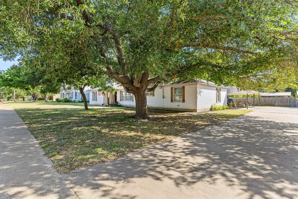 413 S Tyler Street Mcgregor TX 76657