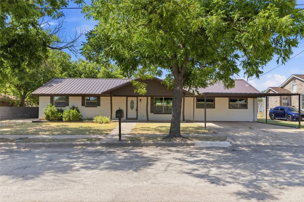 809 W Liveoak Street Coleman TX 76834