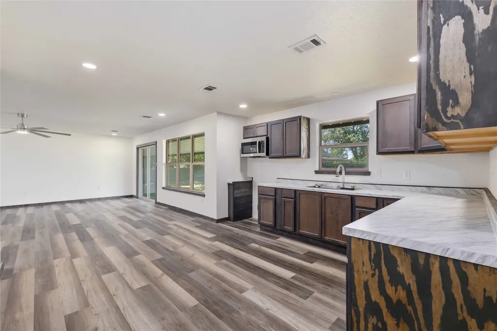 809 W Liveoak Street Coleman TX 76834