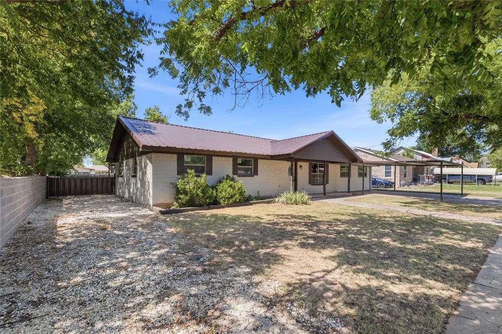 809 W Liveoak Street Coleman TX 76834