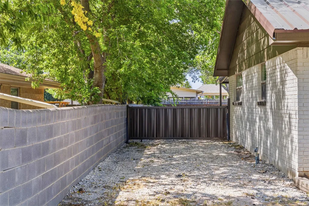 809 W Liveoak Street Coleman TX 76834