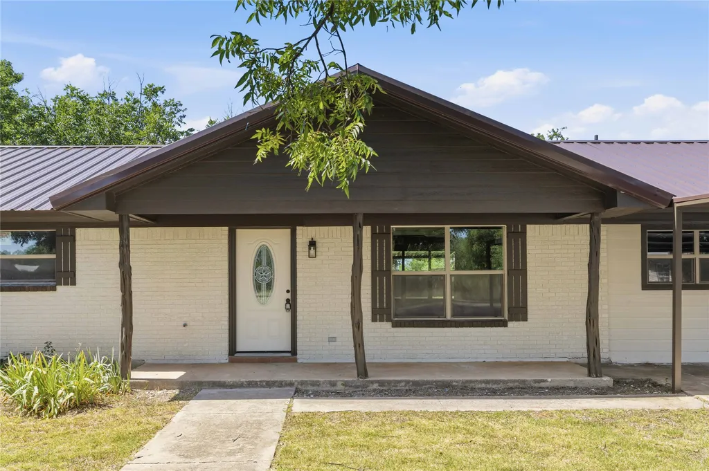809 W Liveoak Street Coleman TX 76834