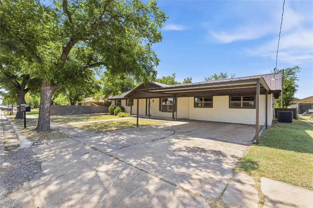 809 W Liveoak Street Coleman TX 76834