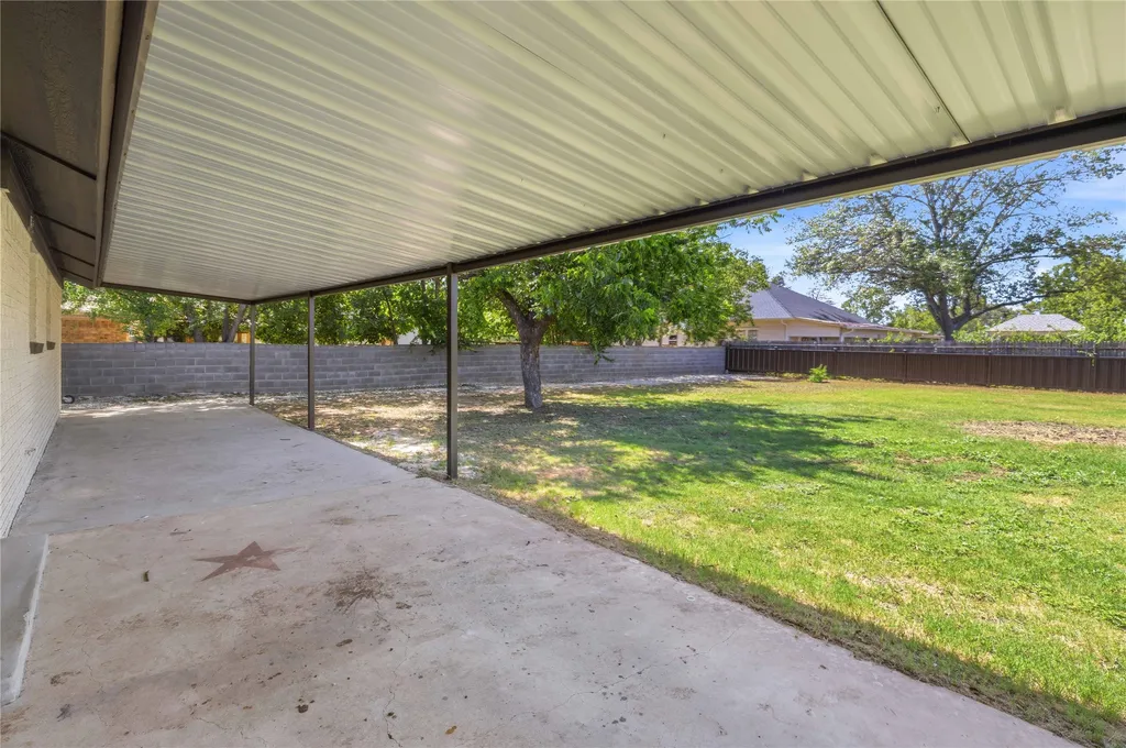 809 W Liveoak Street Coleman TX 76834
