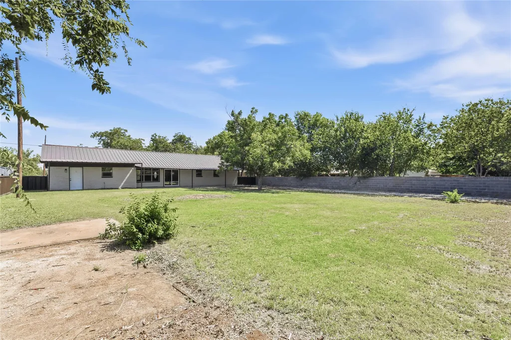 809 W Liveoak Street Coleman TX 76834