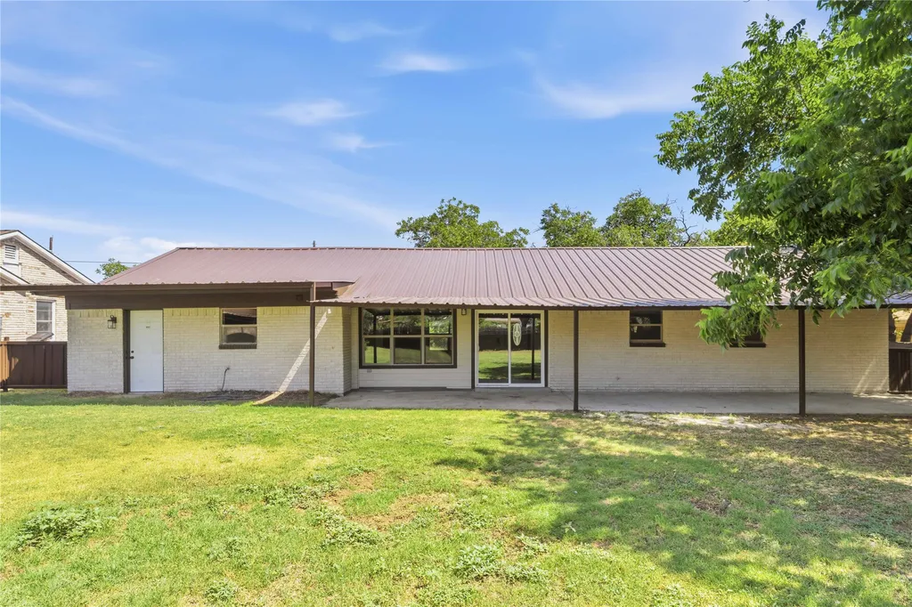 809 W Liveoak Street Coleman TX 76834