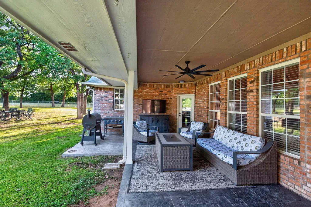 443 County Road 3342 Paradise TX 76073