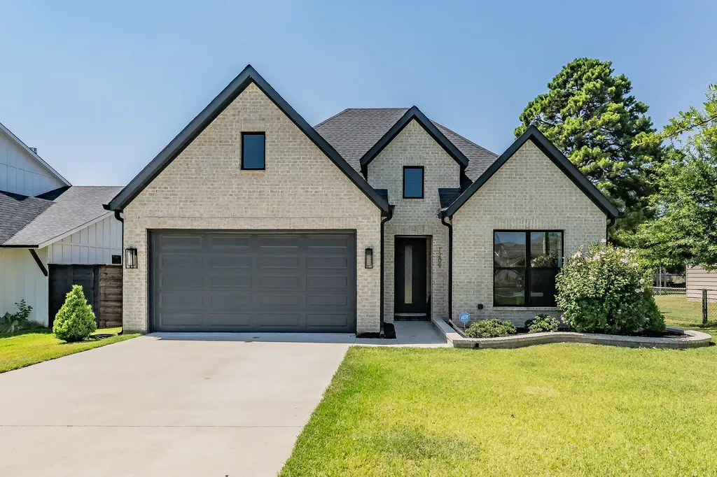 1209 Hilltop Drive Grapevine TX 76051