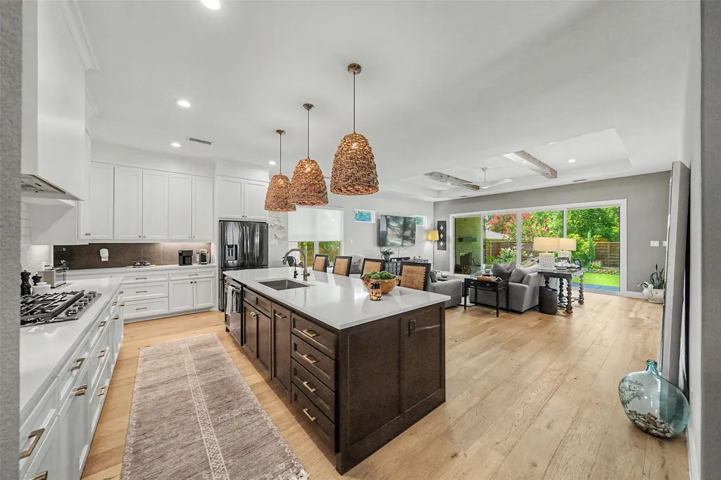 1209 Hilltop Drive Grapevine TX 76051