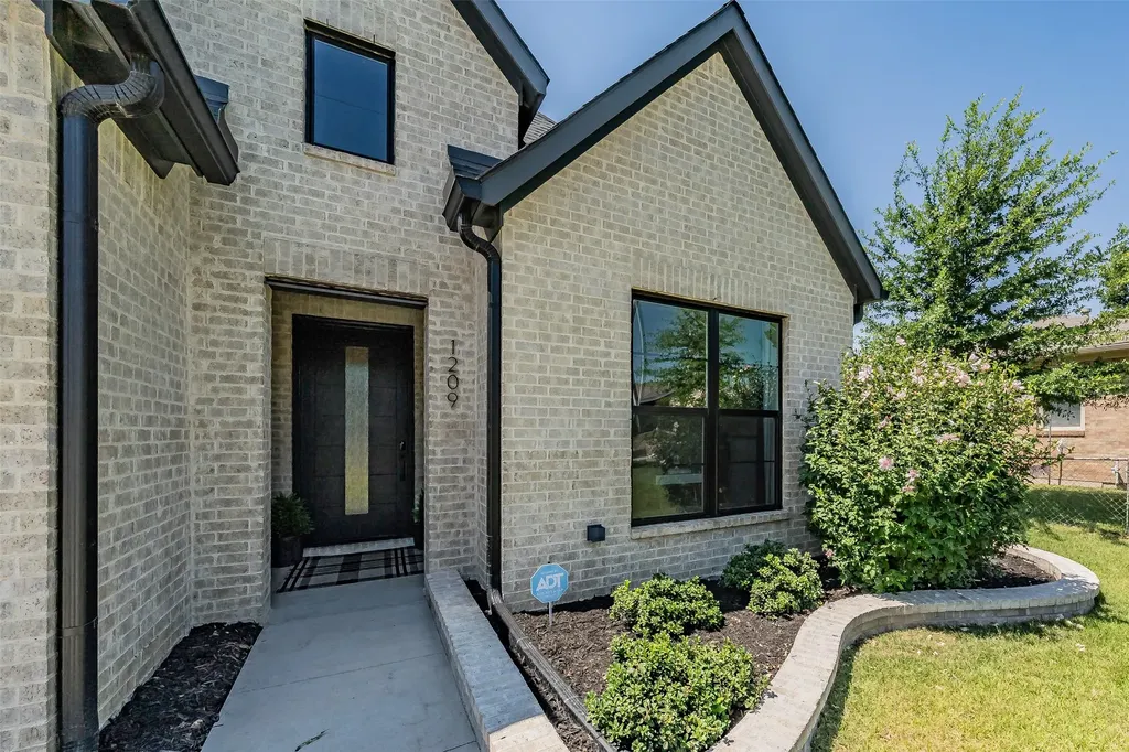 1209 Hilltop Drive Grapevine TX 76051