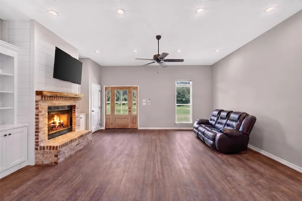 1094 County Road 2389 Alba TX 75410