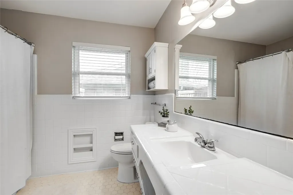 10615 Larchfield Lane Dallas TX 75238