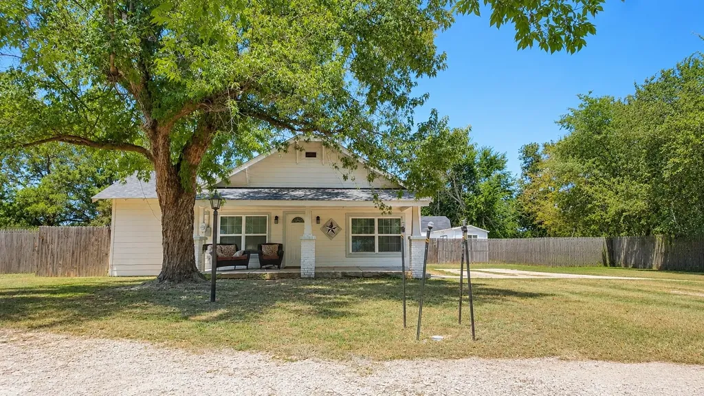 200 S Mimosa Street Paradise TX 76073