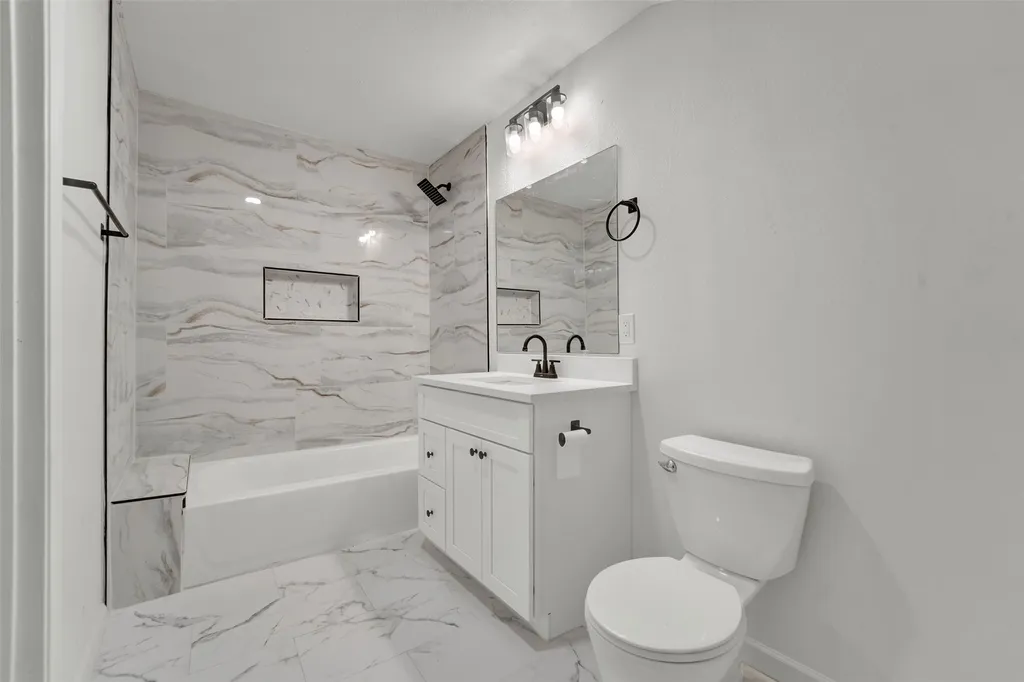 2114 Via Vista Carrollton TX 75006