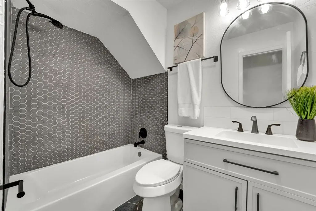 2114 Via Vista Carrollton TX 75006