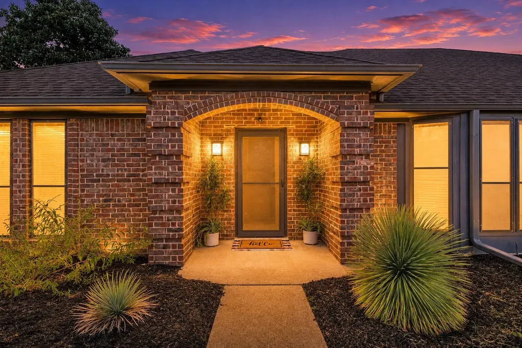 121 Crestview Street Chandler TX 75758