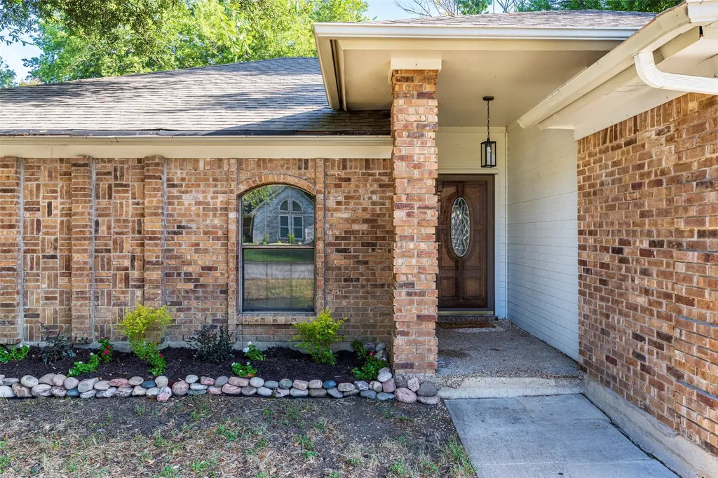 911 Gwinnett Circle Arlington TX 76017