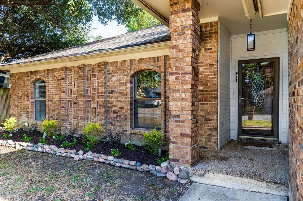 911 Gwinnett Circle Arlington TX 76017