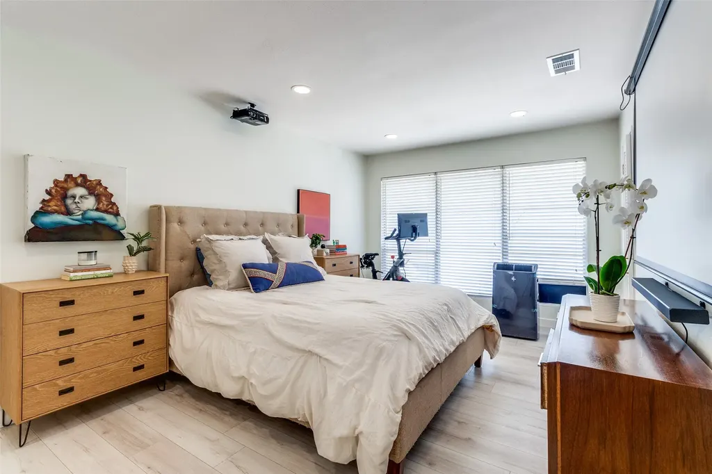 11122 Valleydale Dallas TX 75230