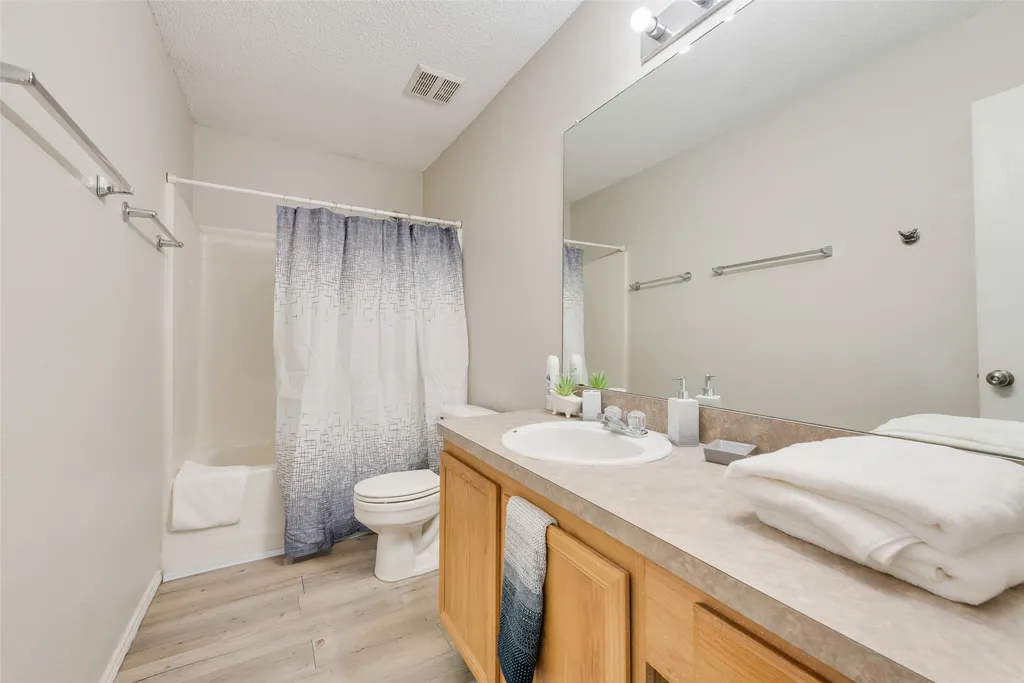 301 Ensenada Plaza Dallas TX 75211