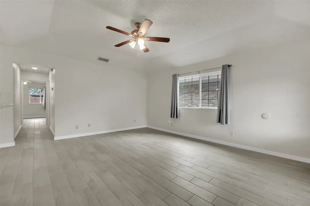 411 S Las Vegas Trail White Settlement TX 76108