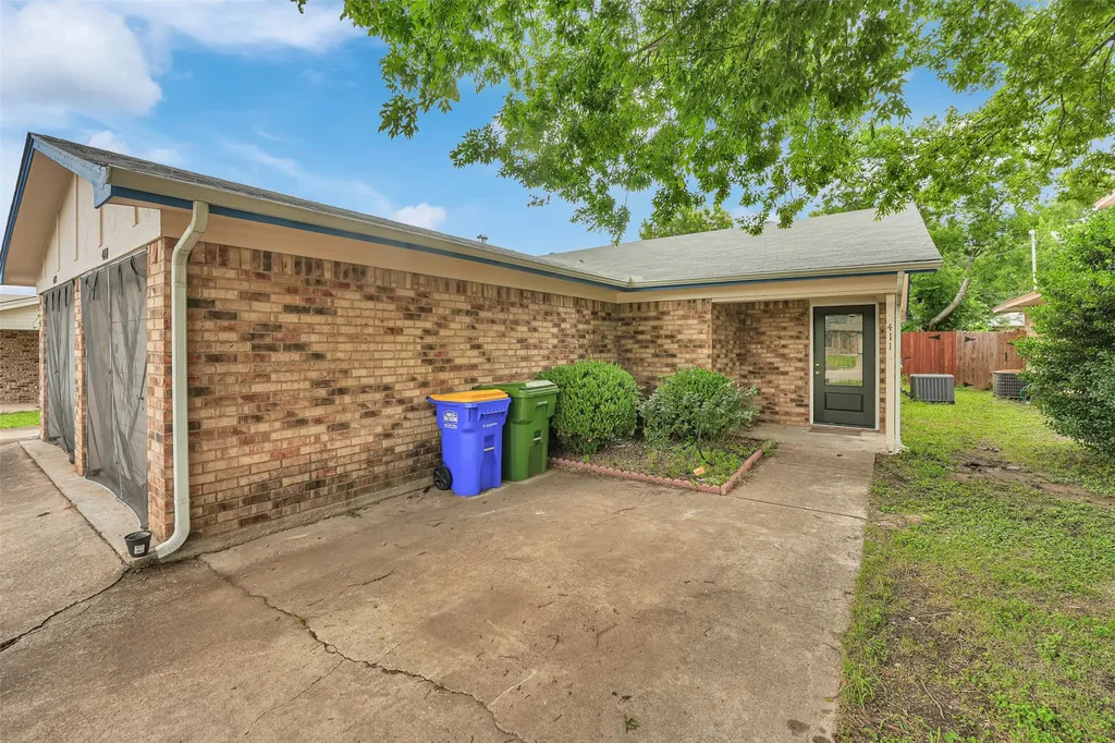 411 S Las Vegas Trail White Settlement TX 76108