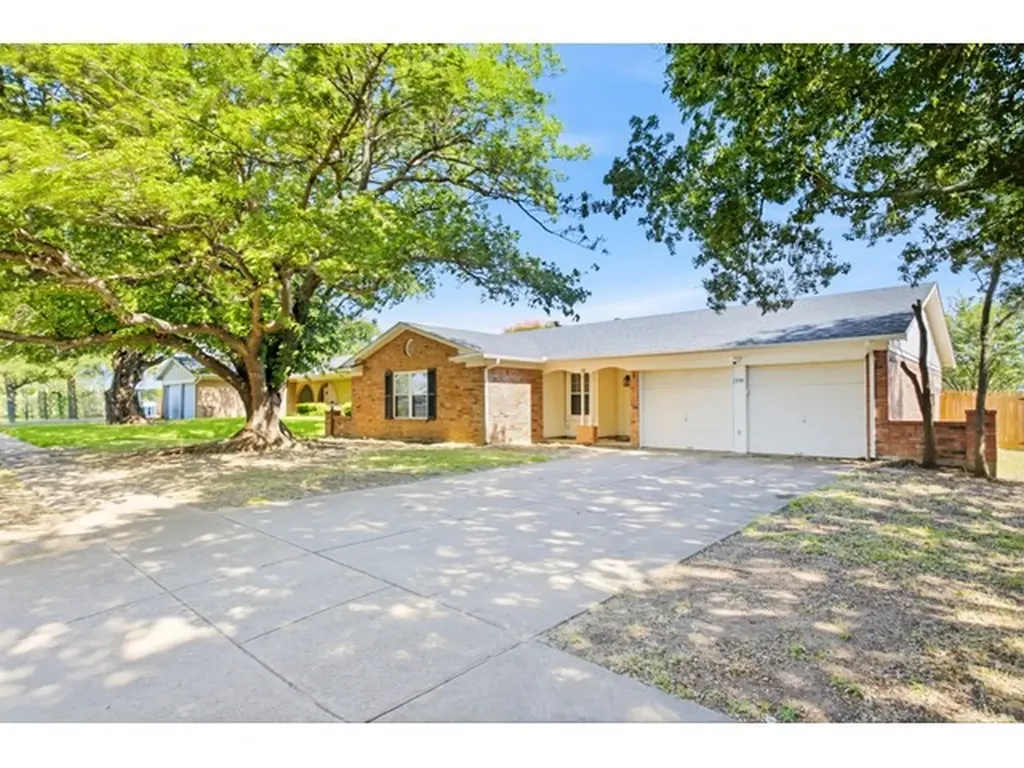 2108 Guinevere Street Arlington TX 76014