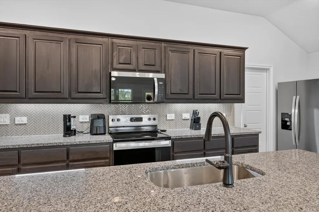 1637 Elle Lane Aubrey TX 76227
