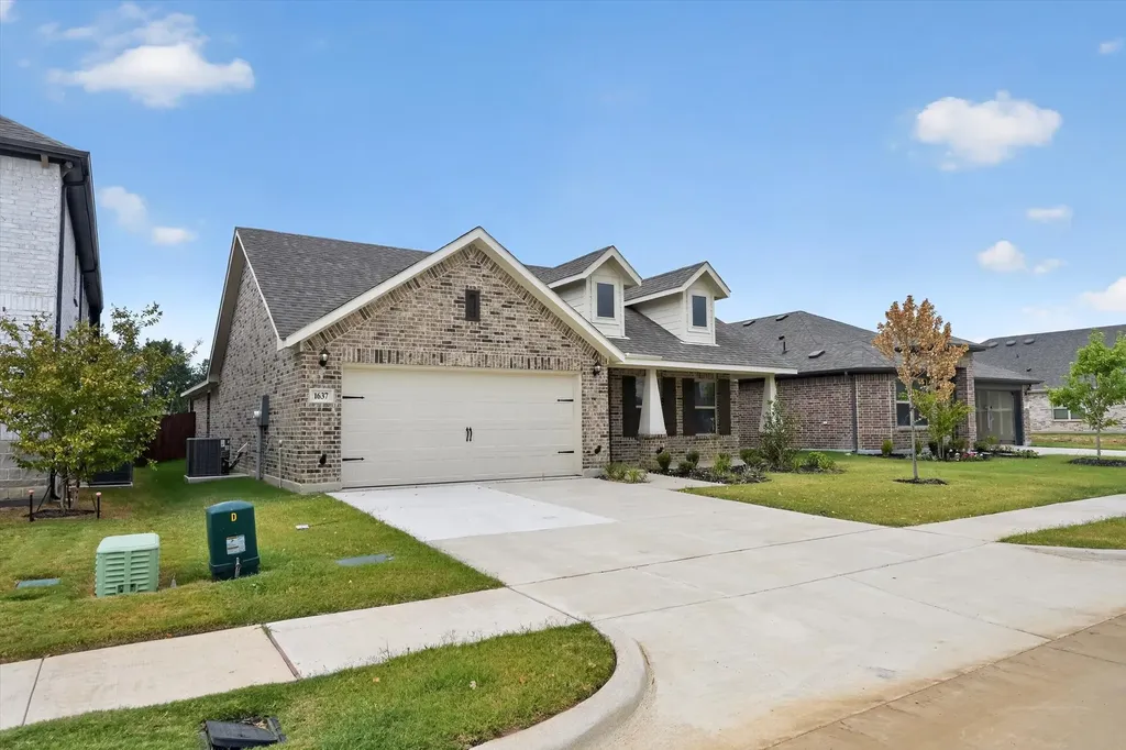 1637 Elle Lane Aubrey TX 76227