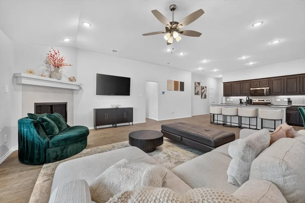 1637 Elle Lane Aubrey TX 76227