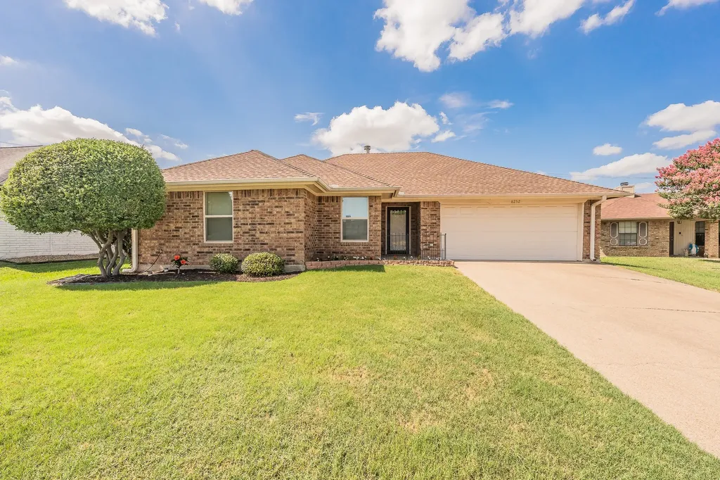 8252 Lesley Lane Watauga TX 76148