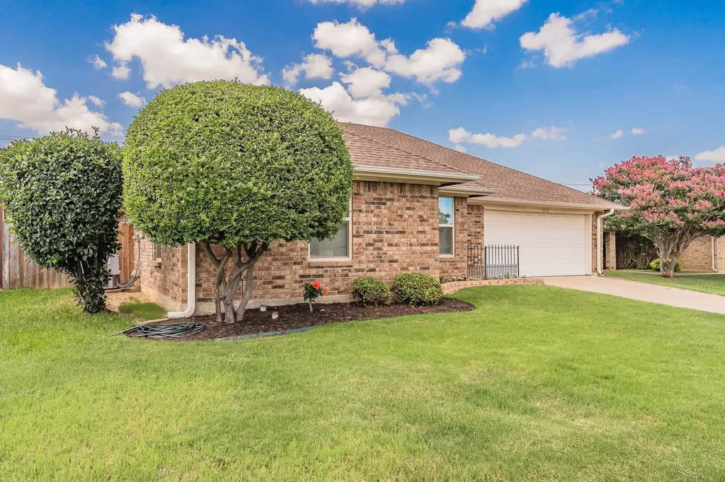 8252 Lesley Lane Watauga TX 76148