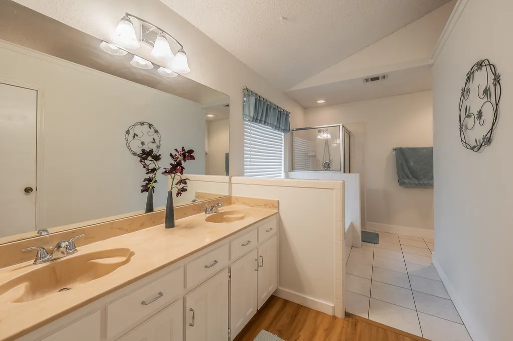 8252 Lesley Lane Watauga TX 76148