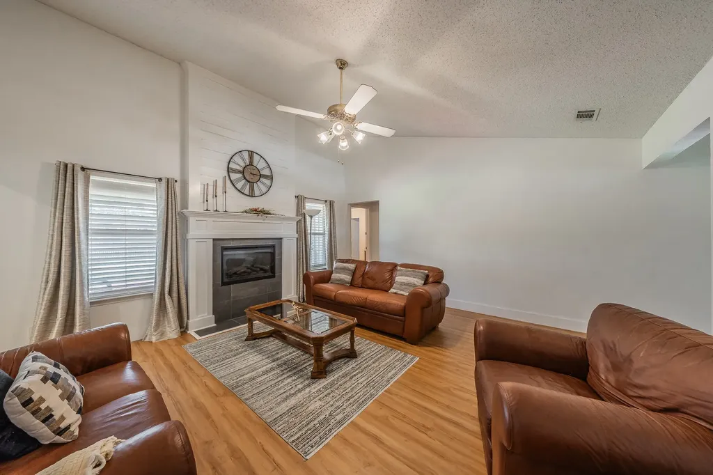 8252 Lesley Lane Watauga TX 76148