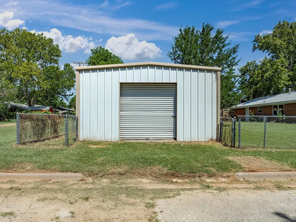 714 Decatur Street Bowie TX 76230