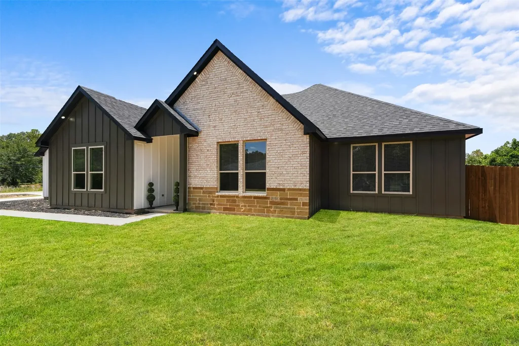 609 Luzon Street Tool TX 75143