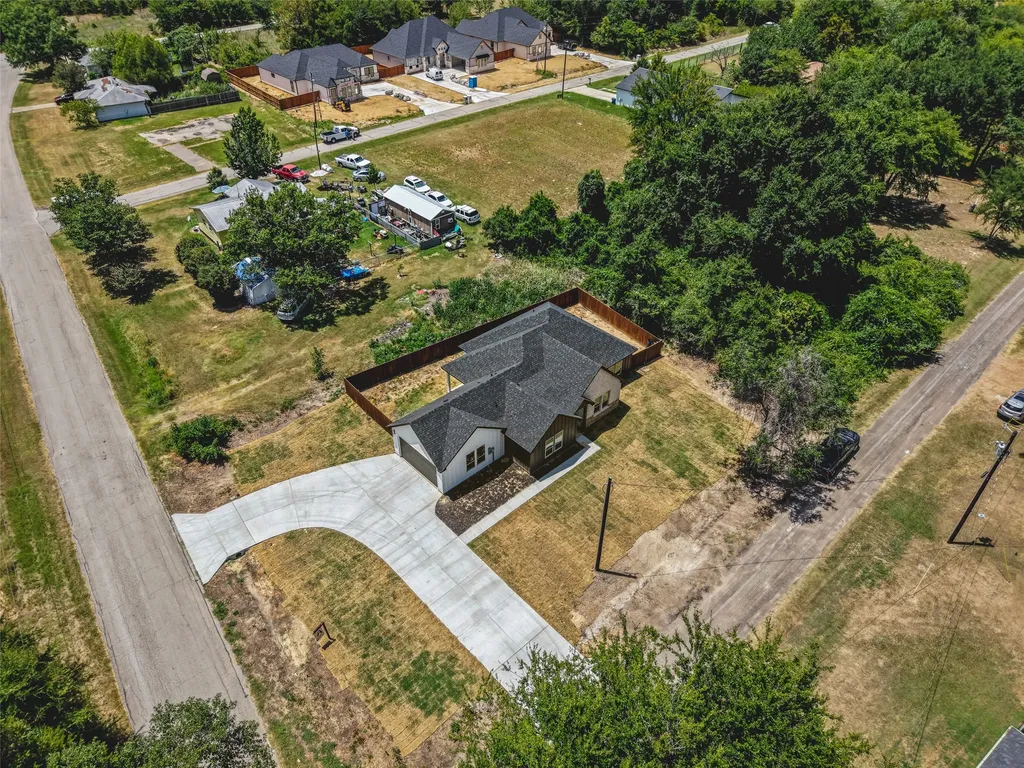 609 Luzon Street Tool TX 75143
