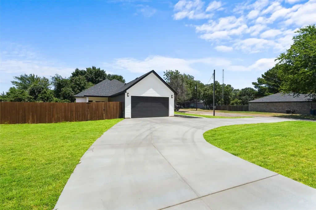 609 Luzon Street Tool TX 75143