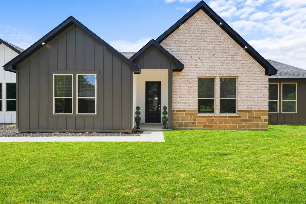 609 Luzon Street Tool TX 75143